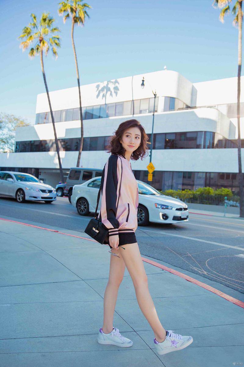 景甜时尚街拍随心搭配 逆天大长腿抢镜