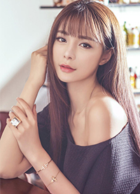 沈梦辰夏日写真文艺范 小露香肩慵懒显性感