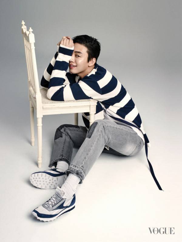 影帝刘亚仁痞气笑容写真 目光深邃展型男魅力