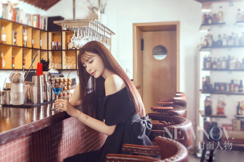 沈梦辰夏日写真文艺范 小露香肩慵懒显性感