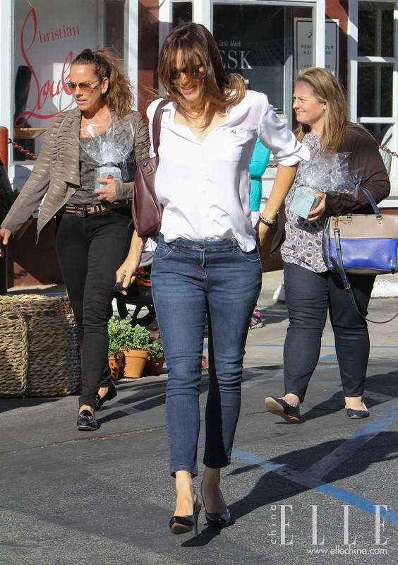 白衬衫配牛仔 叫醒初夏的清爽搭配！