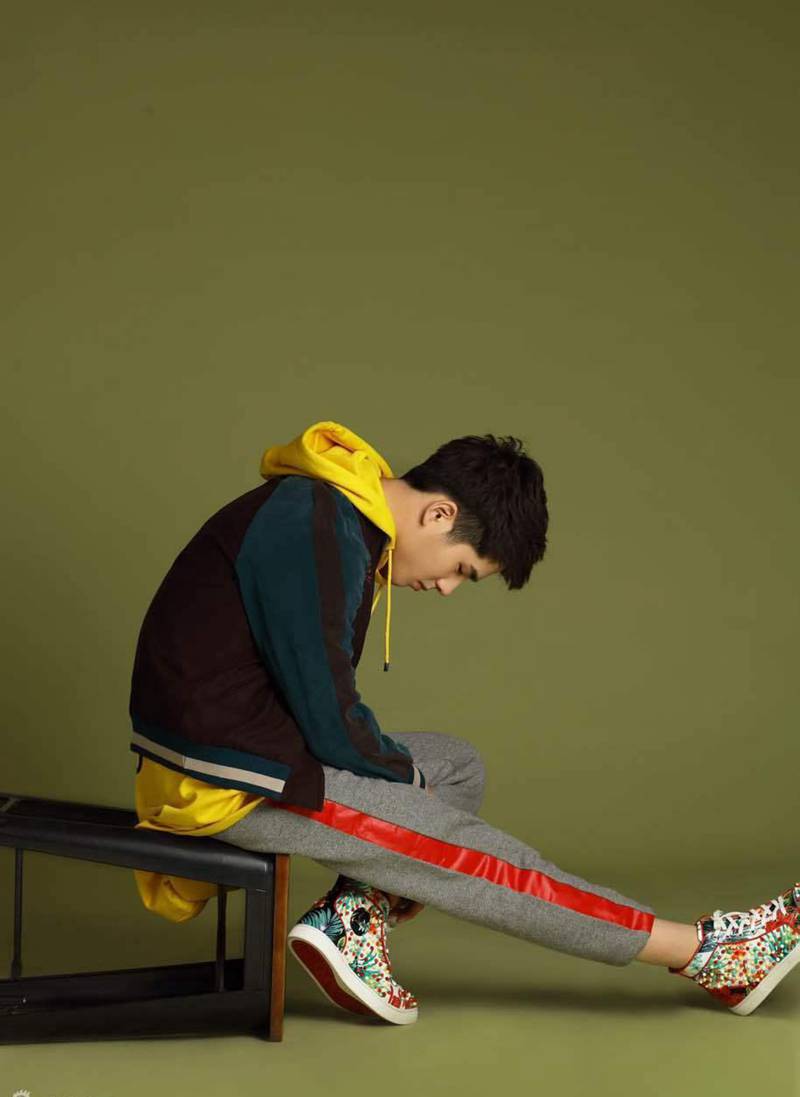 当红小生刘昊然时尚写真变身扯线木偶