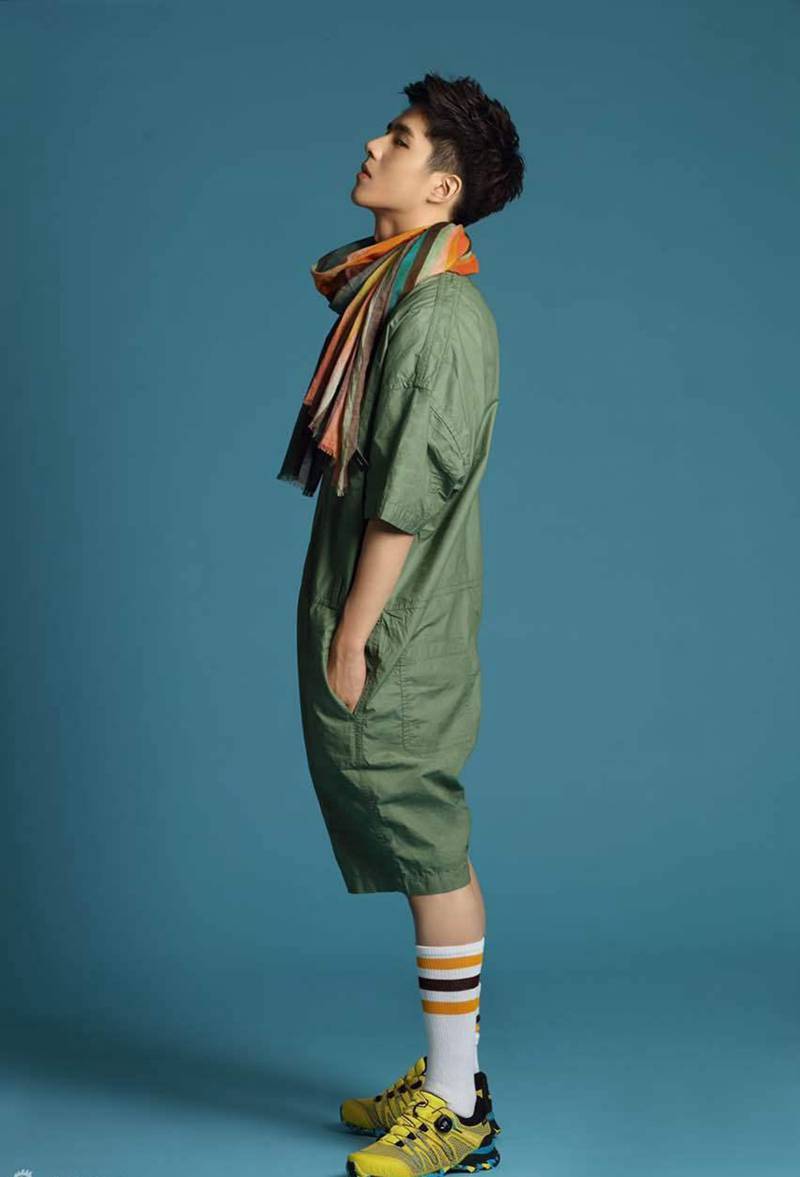 当红小生刘昊然时尚写真变身扯线木偶