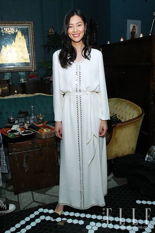 刘雯街拍实用搭配 教你夏季即防晒又美丽的制胜法宝！