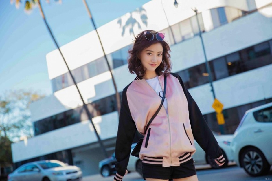 景甜时尚街拍随心搭配 逆天大长腿抢镜