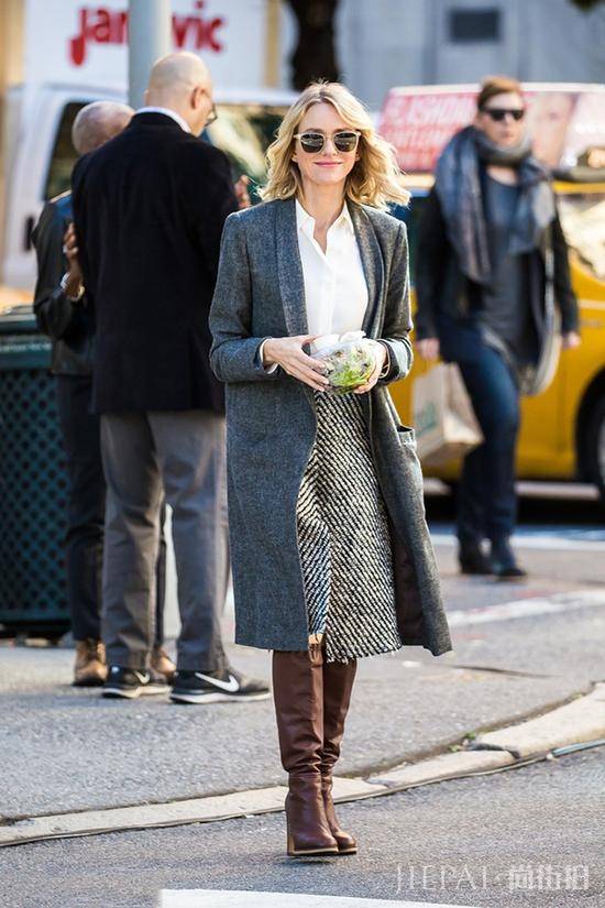 潮流街拍达人教你大衣配裙子这样穿最时髦