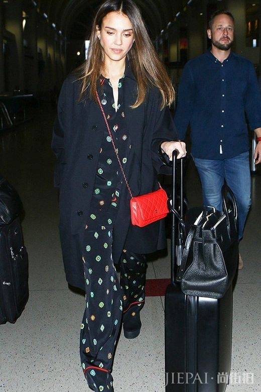 旅行怎么可以不美美哒 学学这些明星的机场街拍