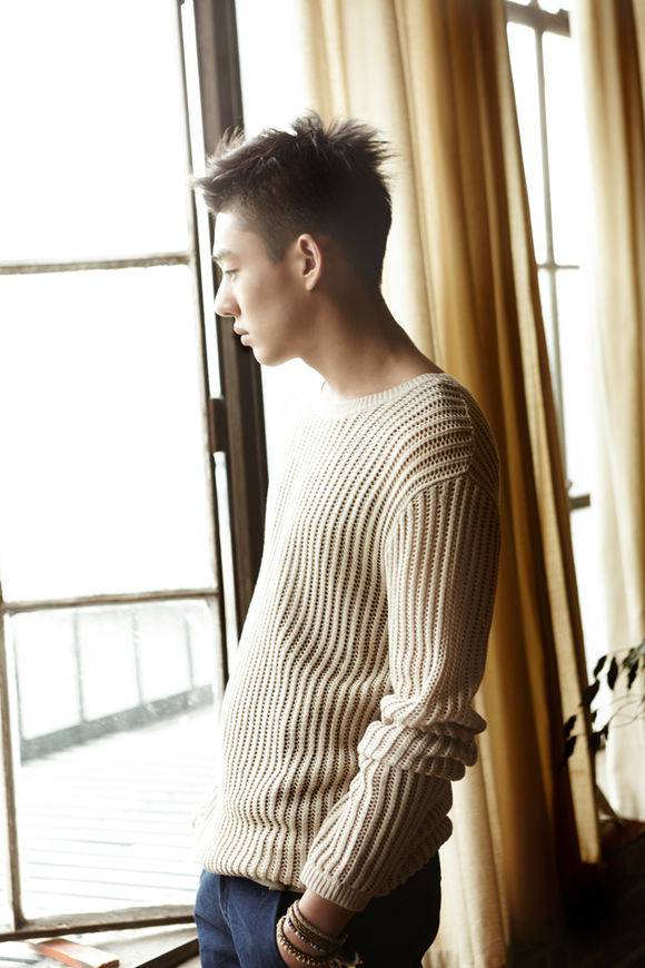 影帝刘亚仁痞气笑容写真 目光深邃展型男魅力