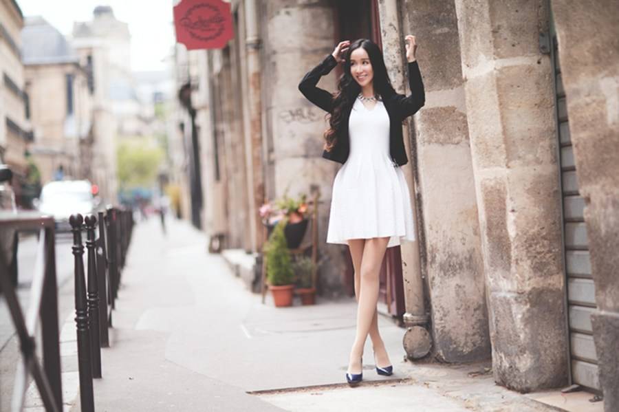 娄艺潇街拍Look简单随性 撩发微笑灿烂迷人