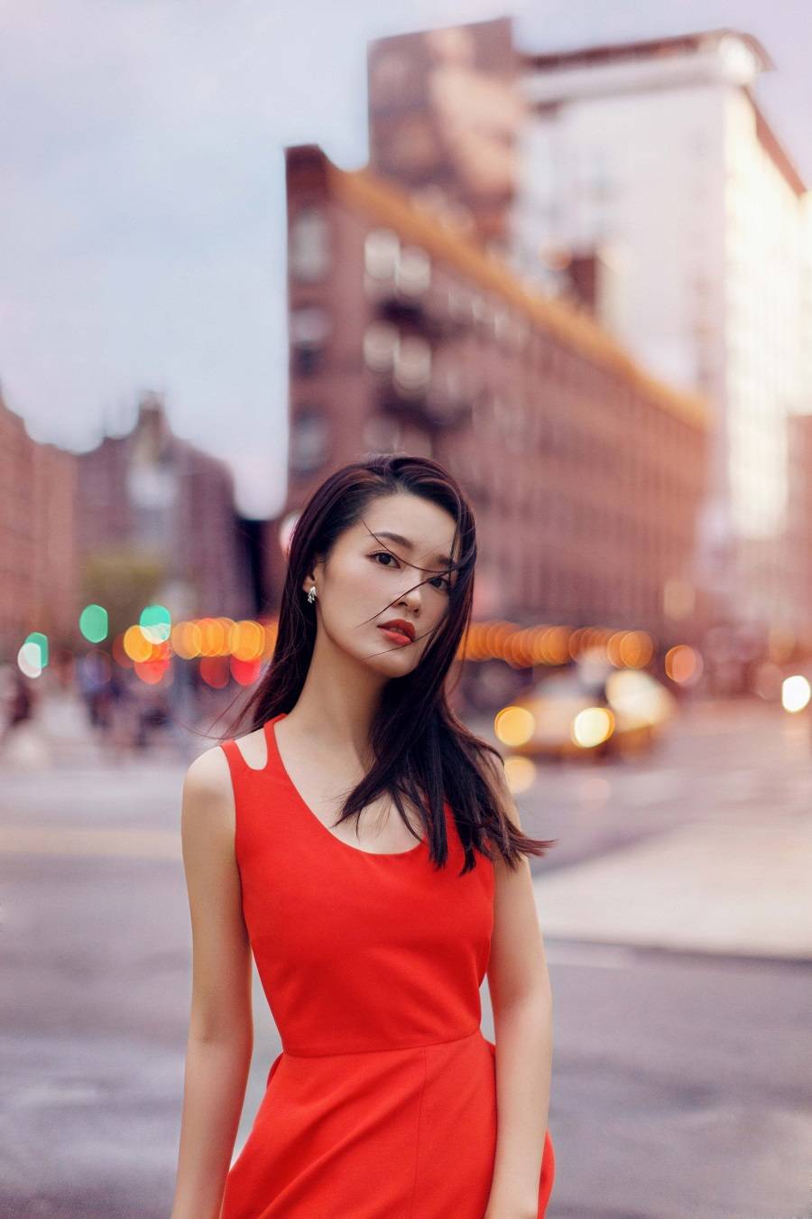 李沁街拍大片曝光 性感优雅不失活泼清丽