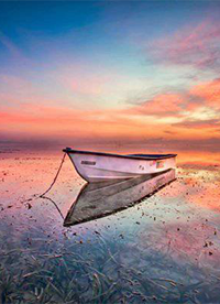 夕阳下海滩小船唯美风景图片