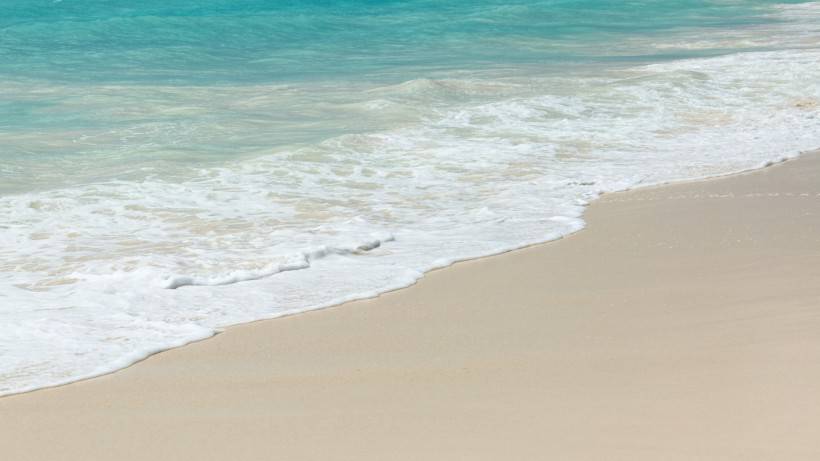 沙滩海浪蓝天高清唯美图片