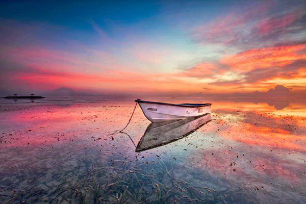 夕阳下海滩小船唯美风景图片
