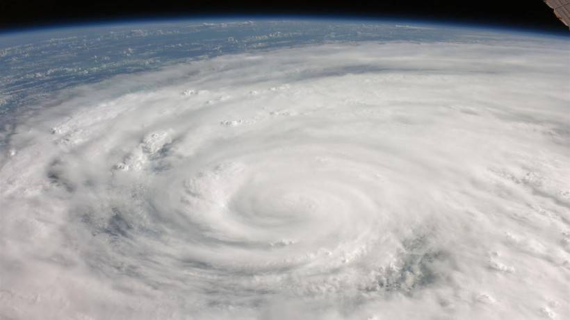 大自然龙卷风桌面壁纸