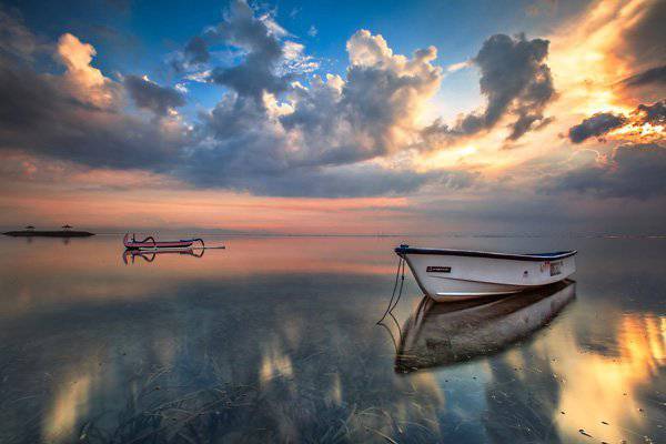 夕阳下海滩小船唯美风景图片