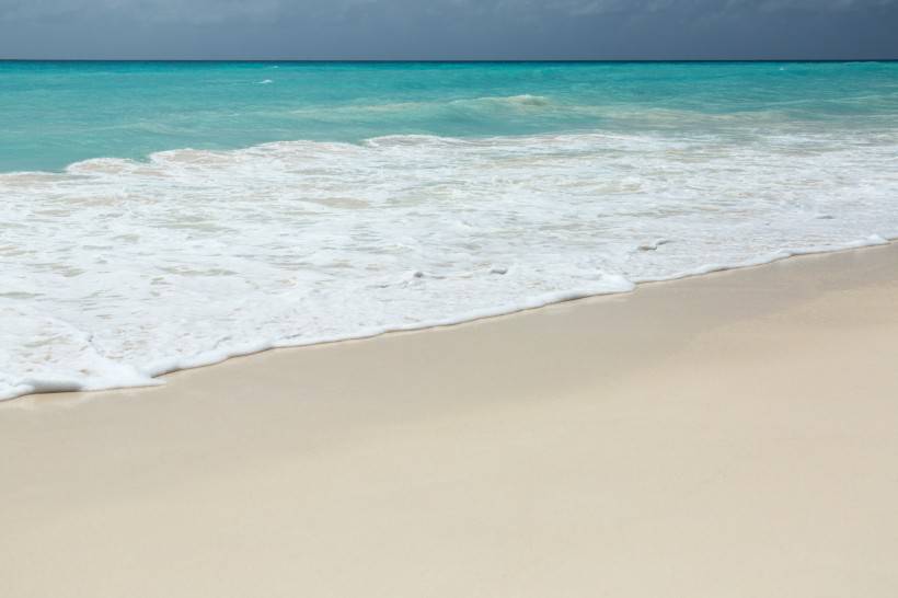 沙滩海浪蓝天高清唯美图片