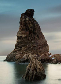 海边礁石风景图片