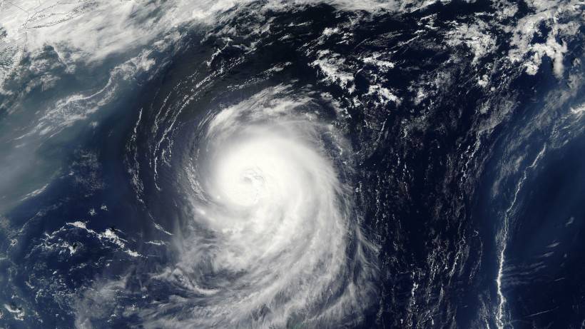 大自然龙卷风桌面壁纸