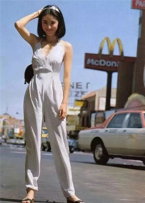 麻烦的连体裤有什么好?口嫌体直告诉你，就是美到炸裂