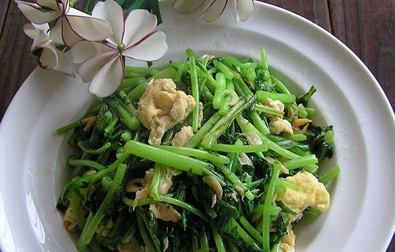 茼蒿炒鸡蛋的做法  保证你看了就会