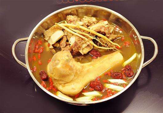 牛骨熬汤的做法  骨中之王