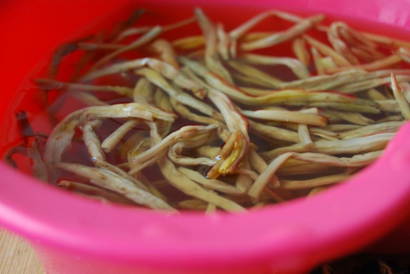 金针菜的做法 哪些人不能吃金针菜及相关的注意事项