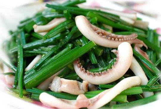 吃货们的福利鱿鱼炒韭菜的做法