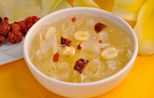 四季皆宜、美容养颜的银耳莲子汤做法