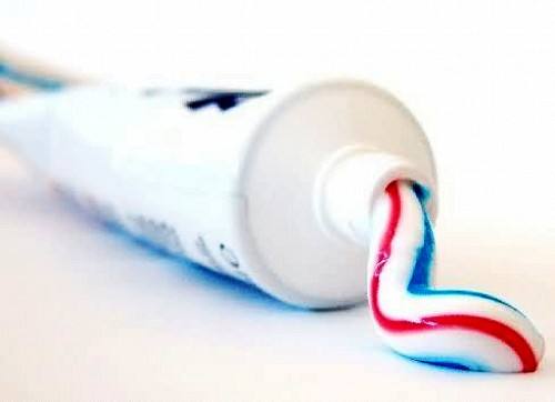 牙膏的作用大全 在生活中大有用途