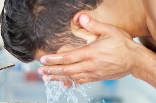 冷水洗脸