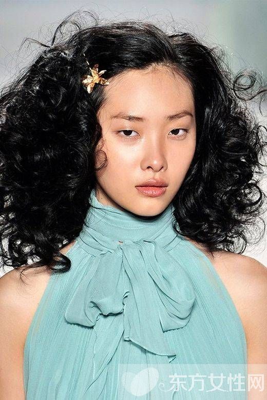 年会装扮小心机 试试今年最流行的金属发饰