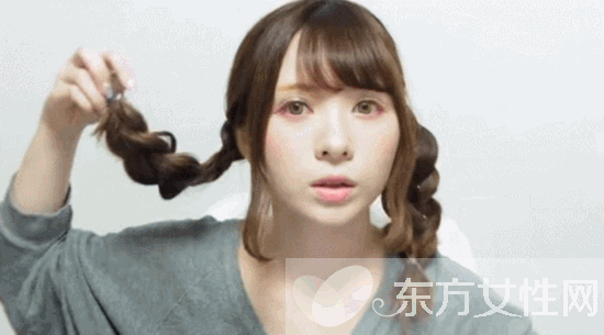 可爱女生羊角盘发教程 卖萌扮嫩的不二之选哦