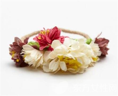 快用别致的发饰给你的丸子头变变样