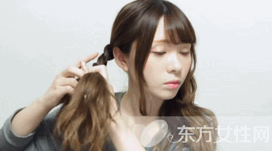 可爱女生羊角盘发教程 卖萌扮嫩的不二之选哦