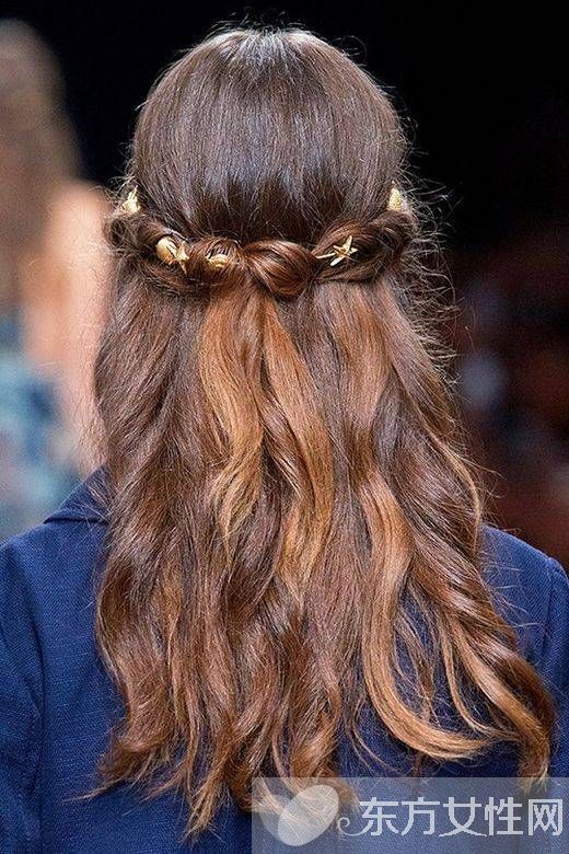 年会装扮小心机 试试今年最流行的金属发饰