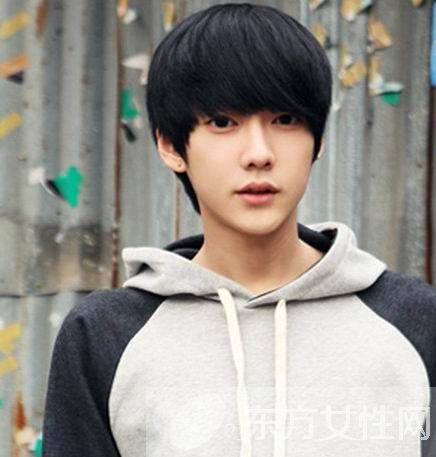 2016男生潮流发型推荐 齐刘海更显青春范儿