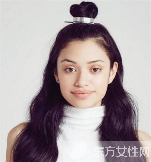 快用别致的发饰给你的丸子头变变样