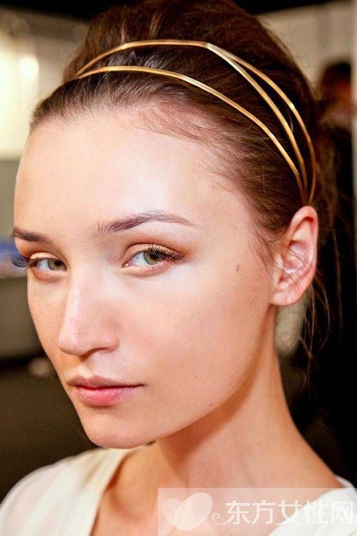 年会装扮小心机 试试今年最流行的金属发饰