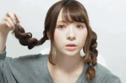 可爱女生羊角盘发教程 卖萌扮嫩的不二之选哦