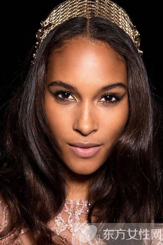 年会装扮小心机 试试今年最流行的金属发饰