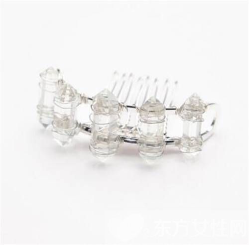 快用别致的发饰给你的丸子头变变样