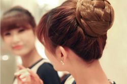 早春精美编发 彰显清新迷人气质