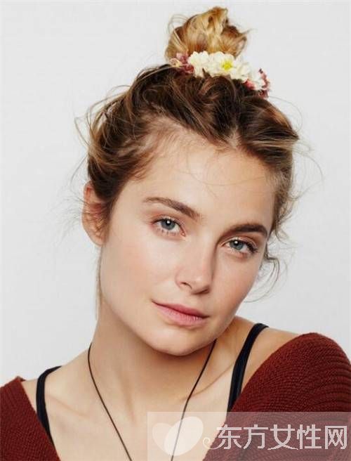 快用别致的发饰给你的丸子头变变样