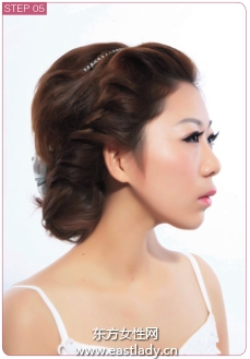 韩式编发发型搭配蝴蝶结很有甜美气质