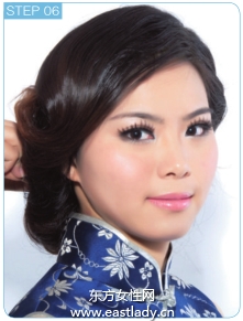 蓬松盘发配上珍珠夹子营造复古风