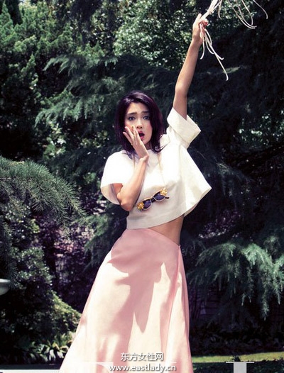 Angelababy展示新发型俏皮可爱