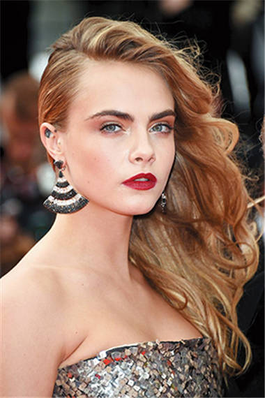 侧拨发不再只能性感 简单3招让你成为百变女王