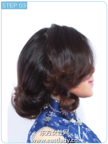 蓬松盘发配上珍珠夹子营造复古风