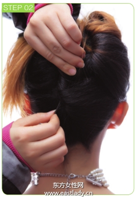 额头珍珠饰品点缀发型很有女人味