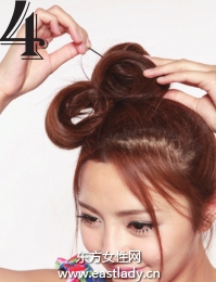 蓬松侧马尾辫展现甜美十足萌女造型